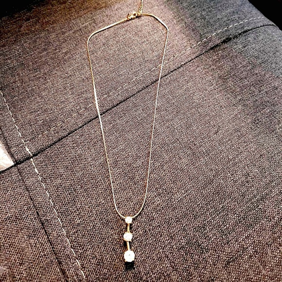 AVON Cubic Zirconium Gold Tone Necklace Three Stone Drop Pendant 10" - Picture 4 of 11